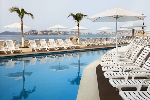 Swimming pool, childrens pool and beach Amares Acapulco Hotel