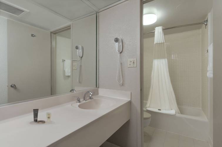 Bathroom Ramada Gateway Orlando Hotel